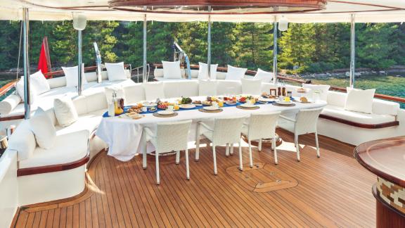 Spacious and elegant dining deck with a beautiful view on the Halcon Del Mar.